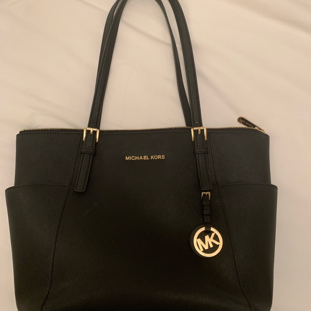 Michael Kors Voyager purse in black!